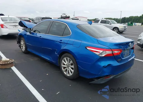 2020 Toyota Camry Le z USA, uszkodzony, nr VIN 4T1C11AK5LU350975